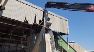 Plataforma elevadora en zona industrial
