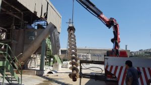 Grúa telescópica en transporte de estructura